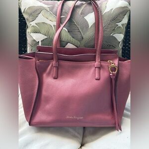 💐Simply gorgeous Ferragamo Leather Tote. 💐